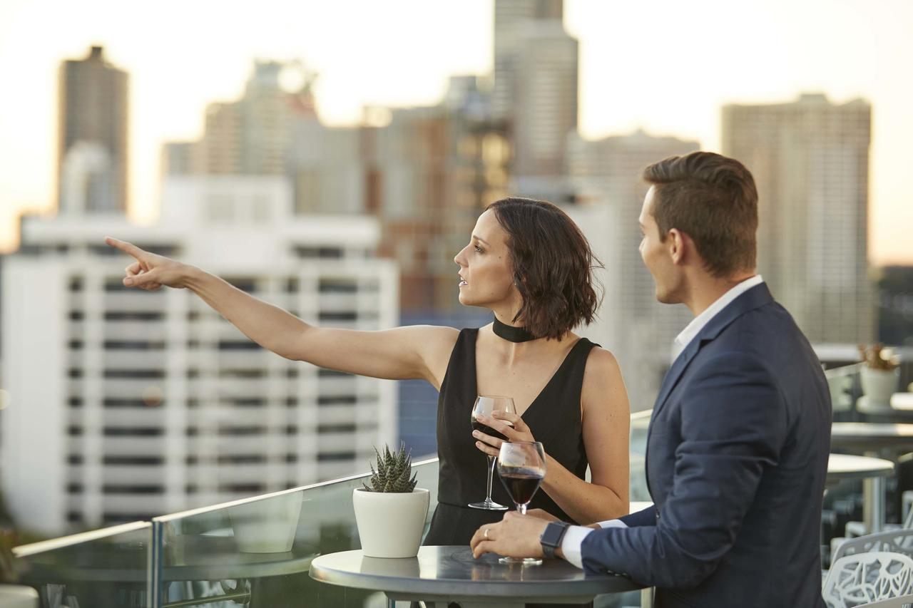 The Point Brisbane Hotel Ngoại thất bức ảnh A couple at a rooftop party